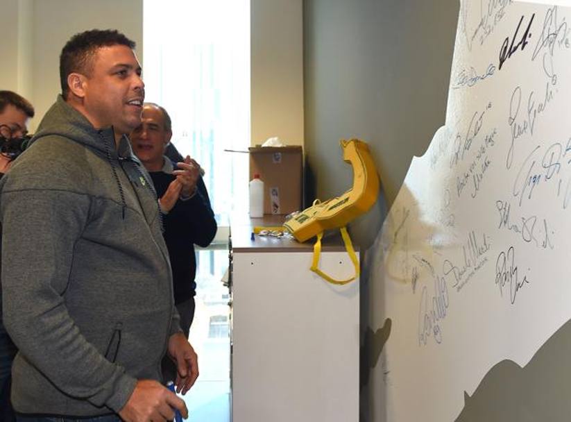 Ronaldo mentre osserva i grandi sportivi che prima di lui hanno lasciato la loro firma sul muro della Gazzetta. Bozzani